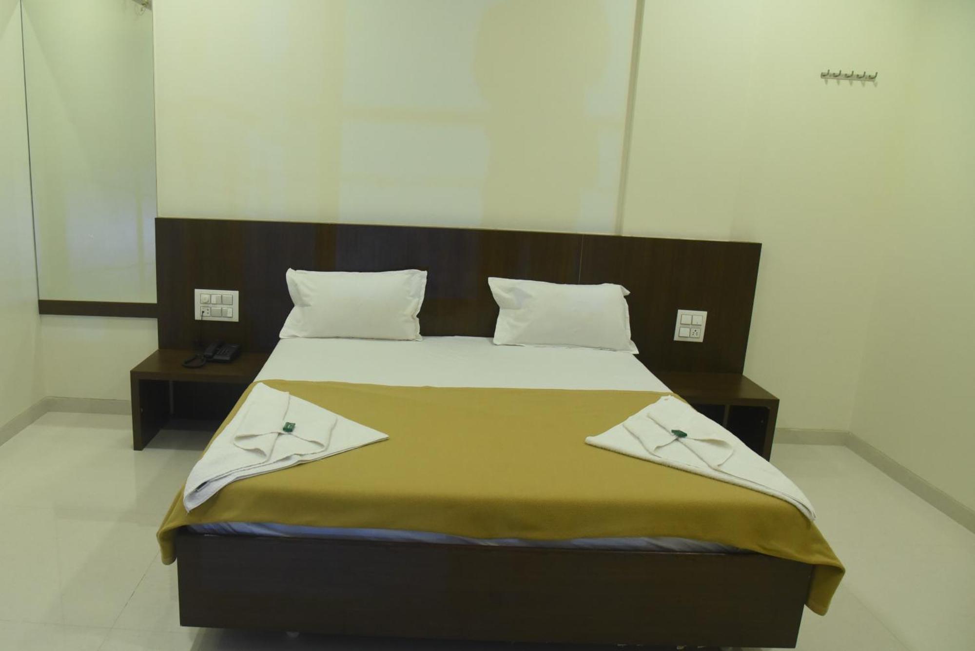 Sai Vidisha Palace Shirdi Ngoại thất bức ảnh